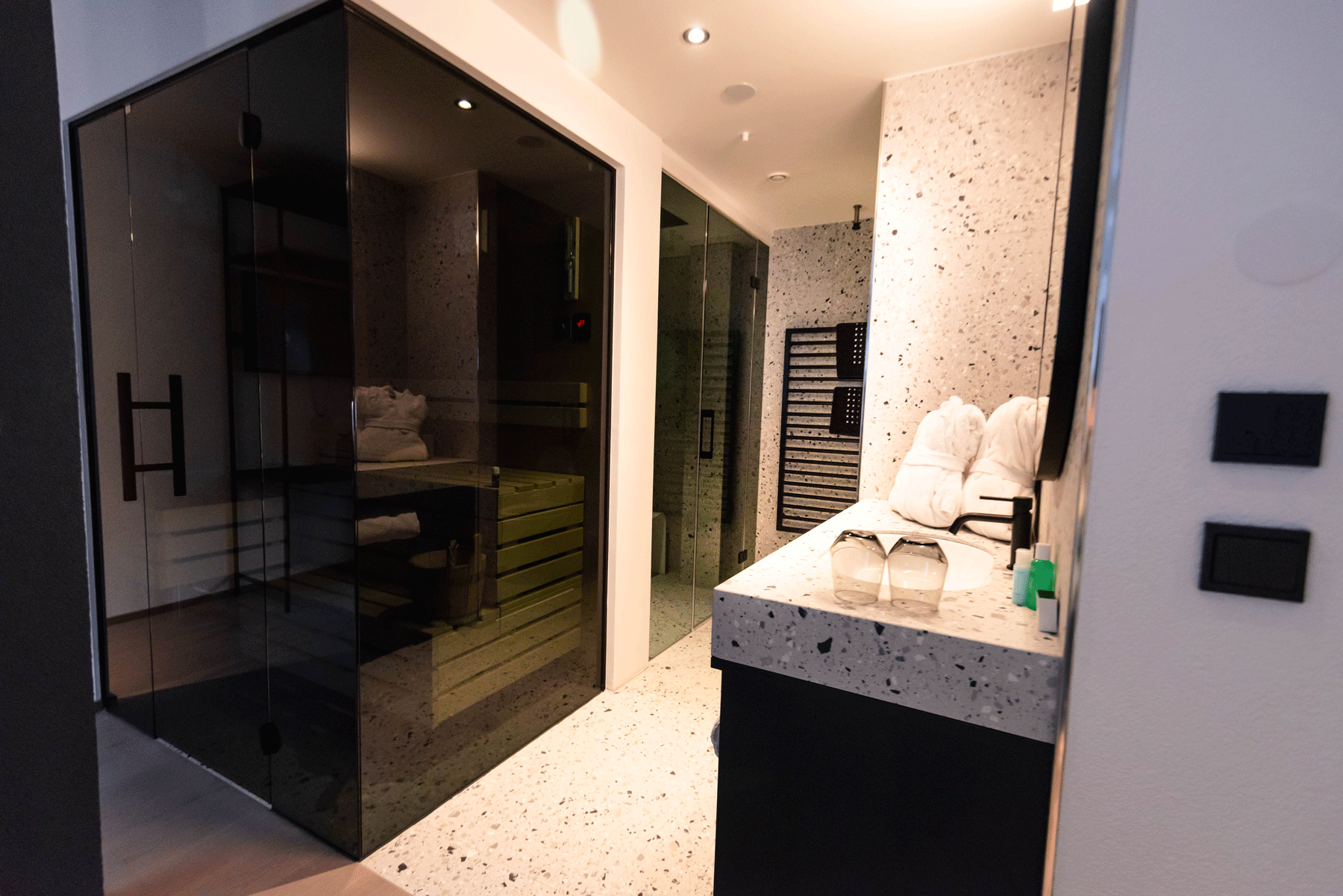 Badezimmer mit privater Sauna und Dampfdusche Boutique Hotel Edelweiss St. Anton am Arlberg